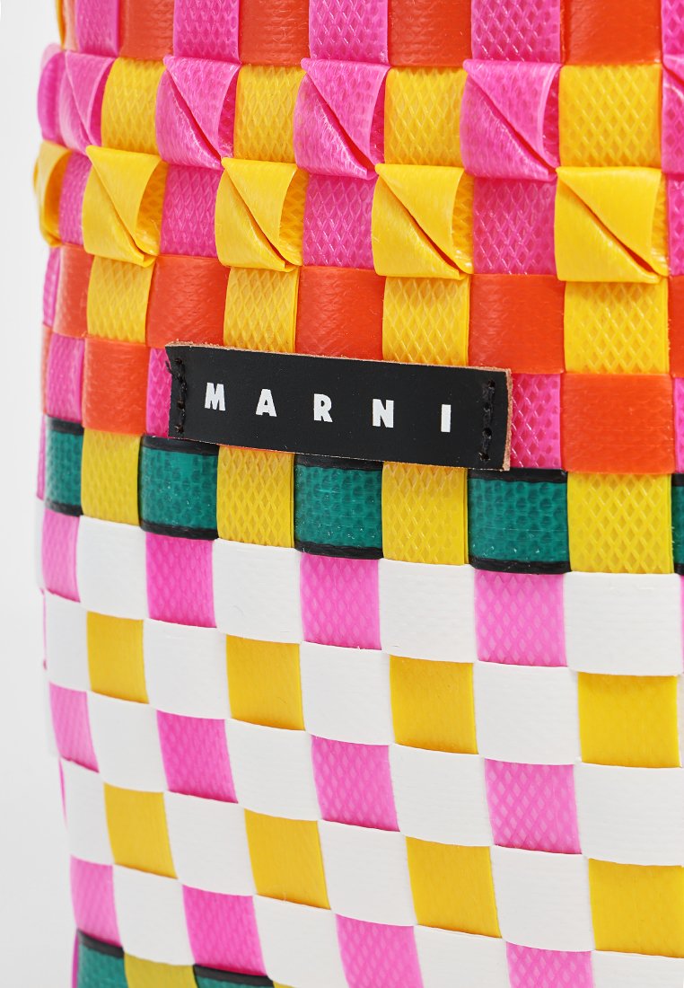 Gewebte Tasche in lebendigen Farben: Pink, Orange, Gelb, Grün und Weiß. Auffälliges schwarzes "MARNI"-Logoetikett. Strukturiertes synthetisches Material.