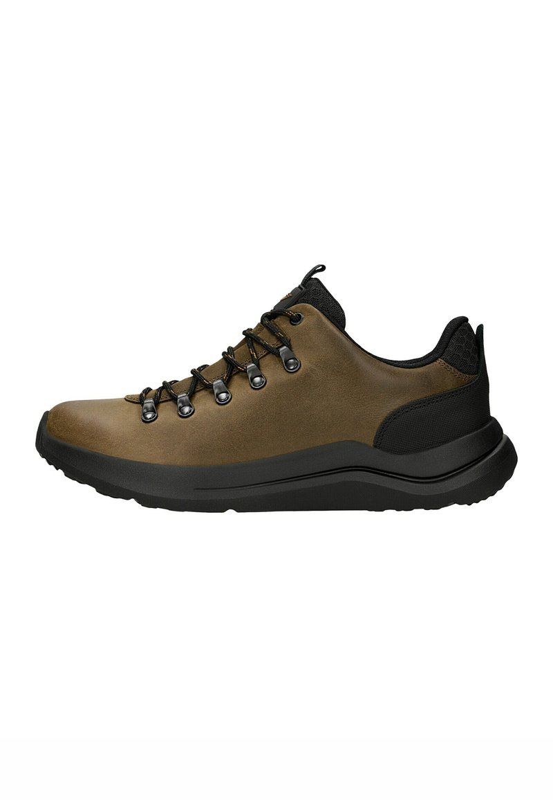 Scarponi da trekking in pelle marrone con accenti neri, colletto in rete testurizzata, lacci piatti e occhielli in metallo. La suola è robusta e con un motivo per la trazione.