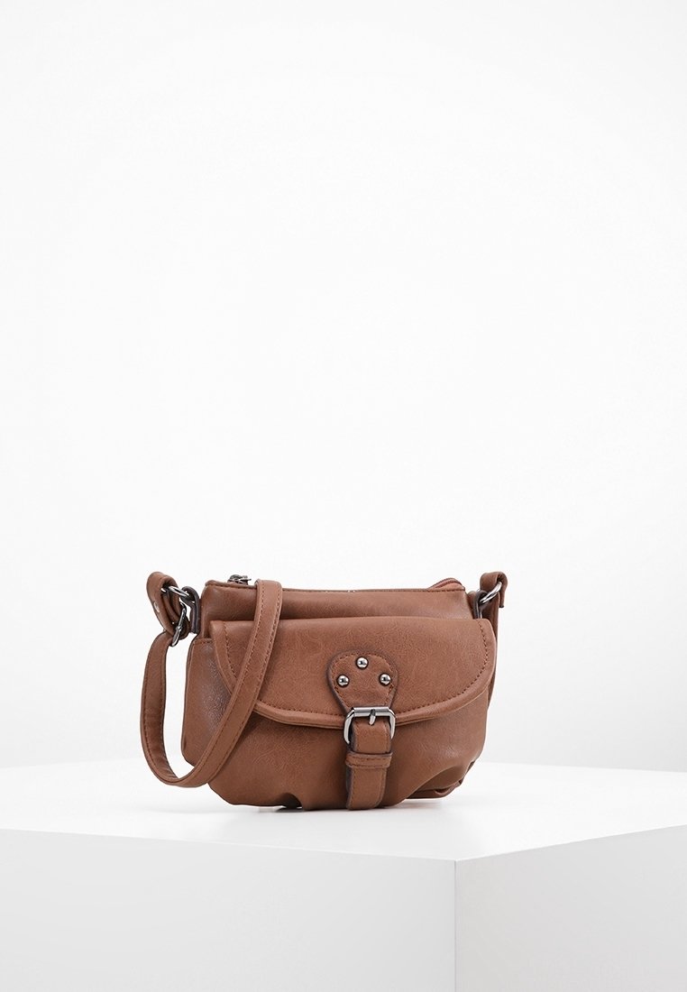 Brun konstläder crossbody-väska med lock, silverdetaljer och justerbar axelrem. Har en liten framficka och rundad botten.