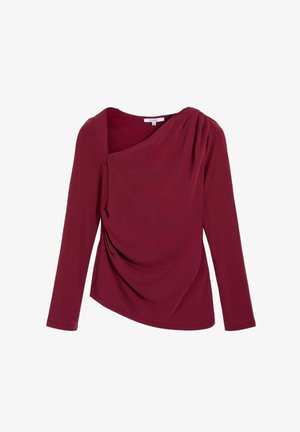 Blouse bordeaux à manches longues avec un décolleté asymétrique et des plis froncés sur une épaule et sur le côté.
