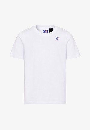 Camiseta blanca de manga corta y cuello redondo con pequeño logo K-Way azul y rojo en el pecho izquierdo y dentro del cuello.