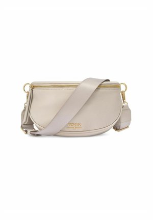 Jasnobeżowa skórzana torba na ramię z szerokim, regulowanym paskiem, złotym zamkiem błyskawicznym oraz małym złotym logo marki na przedniej części.