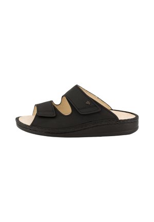 Sandalo nero con punta aperta, due cinturini regolabili in velcro e suola imbottita per comfort e supporto.