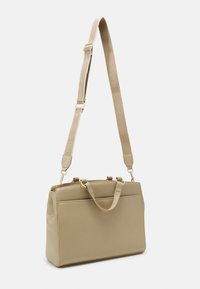 Borsa a mano struttura beige realizzata in materiale liscio con doppi manici e tracolla removibile, con dettagli in oro.