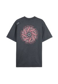 T-shirt en coton gris avec un grand motif graphique en spirale rose, portant le nom de la marque "Oxbow" répété, manches courtes, et col rond.