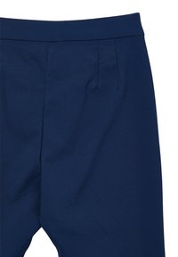 Marineblaue Hose mit glatter Stoffoberfläche, ausgestattet mit einem flachen Bund und zwei vorderen Falten für zusätzlichen Details.