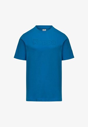T-shirt blu a maniche corte con logo "Kappa" in rilievo sul petto e una piccola etichetta con logo all'interno del colletto.
