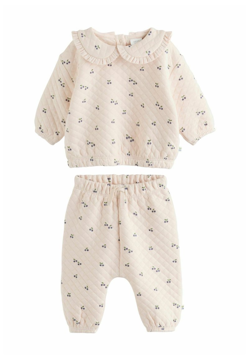 Completo per neonati in due pezzi realizzato in tessuto trapuntato color crema, con stampa di ciliegie, top con colletto Peter Pan con volant e pantaloni abbinati con vita elastica.