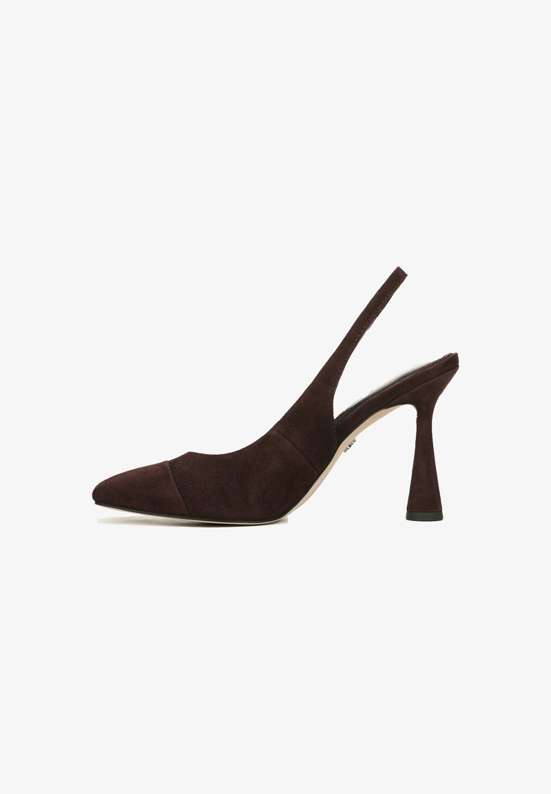 Bruine suède slingback pump met een spitse neus, gebogen ontwerp en een stiletto hak. Heeft een gladde textuur en minimalistische accenten.