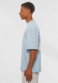 Dropsize OVERSIZE  - Marškinėliai su spaudiniu - baby blue