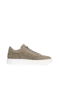 Herrensneaker aus hellgrauem Wildleder mit einem schlanken Design, ausgestattet mit grauen Schnürsenkeln, einer weißen Gummisohle und dezenten Stitching-Details.