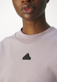 adidas Sportswear FUTURE ICONS THREE STRIPES  - Felpa - preloved fig