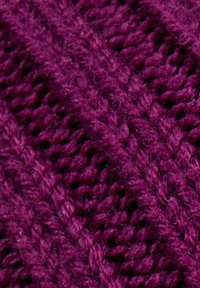 Tessuto a maglia viola con un motivo testurizzato caratterizzato da punti in rilievo e tessitura aperta. Il materiale appare morbido e caldo, ideale per l'abbigliamento.