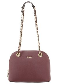 Borsa in pelle bordeaux con tracolla e dettagli in oro. Presenta una forma arrotondata e un logo in rilievo sul fronte. Finitura texturizzata.