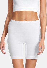 Weiße Baumwollshorts mit glatter Textur, weichem Bund und körpernahem Schnitt, der bis zur Mitte des Oberschenkels reicht, ohne sichtbare Muster oder Akzente.