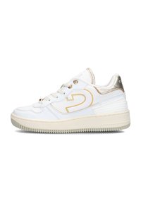 Witte leren sneaker met gouden accenten, gestructureerde zool en vetersluiting. Heeft een prominent logo en een gevoerd kraag voor comfort.