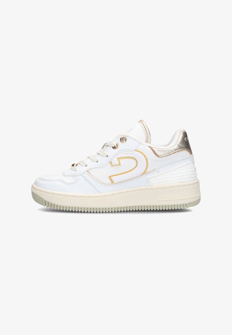 Witte leren sneaker met gouden accenten, gestructureerde zool en vetersluiting. Heeft een prominent logo en een gevoerd kraag voor comfort.