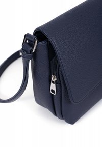 Borsa a tracolla in pelle blu navy con superficie testurizzata, chiusura a patta, tracolla regolabile e dettaglio con tasca zip.