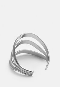 Ezüst karpánt, amely négy ívelt, nyitott sávból áll, sima felülettel és letisztult dizájnnal, kiemelve a modern geometriai formákat.
