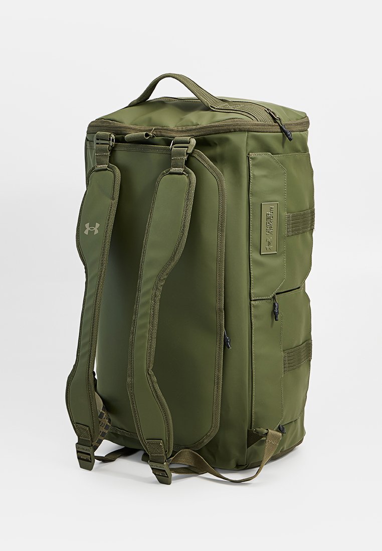Olivgrüner Rucksack aus strapazierfähigem Material, mit verstellbaren Riemen, mehreren Taschen und einem oberen Tragegriff für einen einfachen Transport.