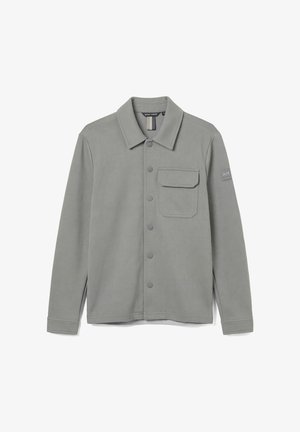 Chaqueta camisa de manga larga color gris claro con botones en la parte delantera, bolsillo en el pecho con solapa y pequeño parche con logo en la parte superior de la manga izquierda.