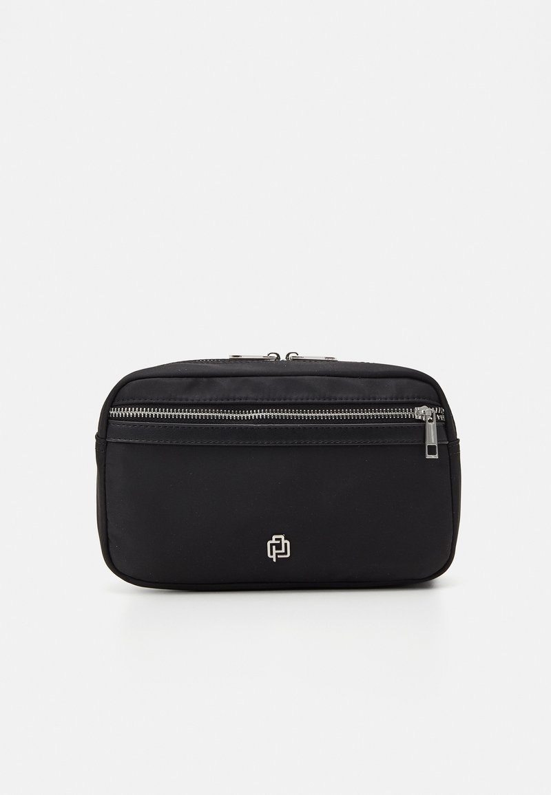 Pochette rectangulaire noire avec une poche avant zippée argentée et un petit logo géométrique argenté centré sous la fermeture éclair.