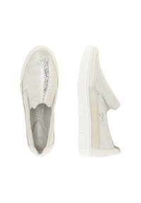Des chaussures argentées à enfiler avec un dessus texturé, des panneaux latéraux élastiques de couleur claire et une semelle blanche épaisse. Conçues pour le confort et la facilité d'enfilage.