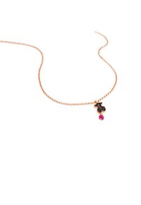 Collar de oro rosa con una cadena delicada, que presenta un encanto negro y un acento de cuentas rosas. El diseño es simple y elegante.