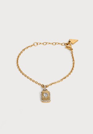 Bracelet chaîne en or avec un pendentif rectangulaire présentant une pierre précieuse claire en forme de cœur et de petits cristaux alentour.