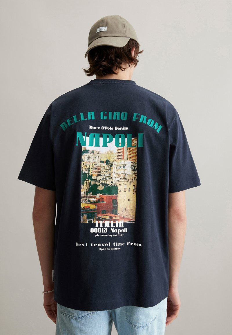 Navyblauwe katoenen t-shirt met een levendige print van de gebouwen van Napoli, teksten in groen en wit, en een relaxte pasvorm.