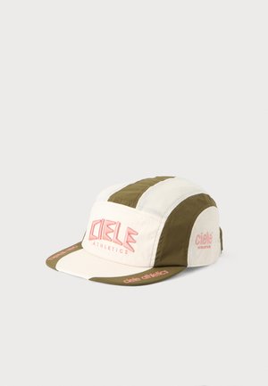 Witte en olijfgroene vijf-panelenpet met roze "Ciele Athletics" logo geborduurd op de voorkant en klep, tegen een effen lichte achtergrond.