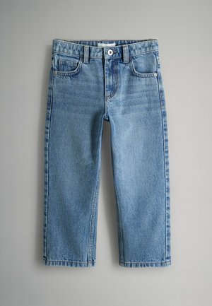 Világoskék farmernadrág, egyenes szárú, középmagas derékvonallal, öt zsebbel és kontrasztos varrással. Nincsenek látható díszítések.