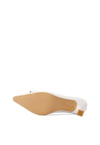 Scarpa bianca con tacco alto e punta affilata, tomaia liscia e piccolo tacco a blocco. La suola è beige con un motivo testurizzato.