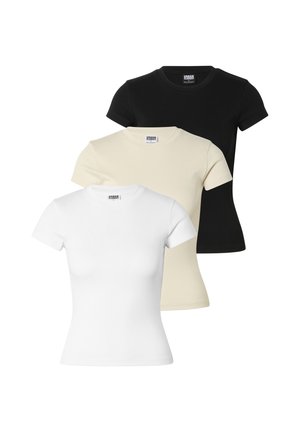 Tre t-shirt aderenti da donna con scollo rotondo in nero, beige e bianco disposte sovrapposte su sfondo bianco.