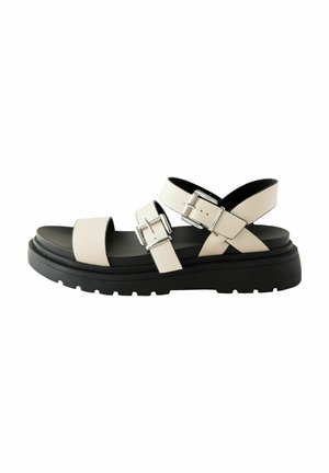 Sandali platform beige con fasce larghe, fibbie regolabili in argento e suola in gomma nera con battistrada testurizzato.