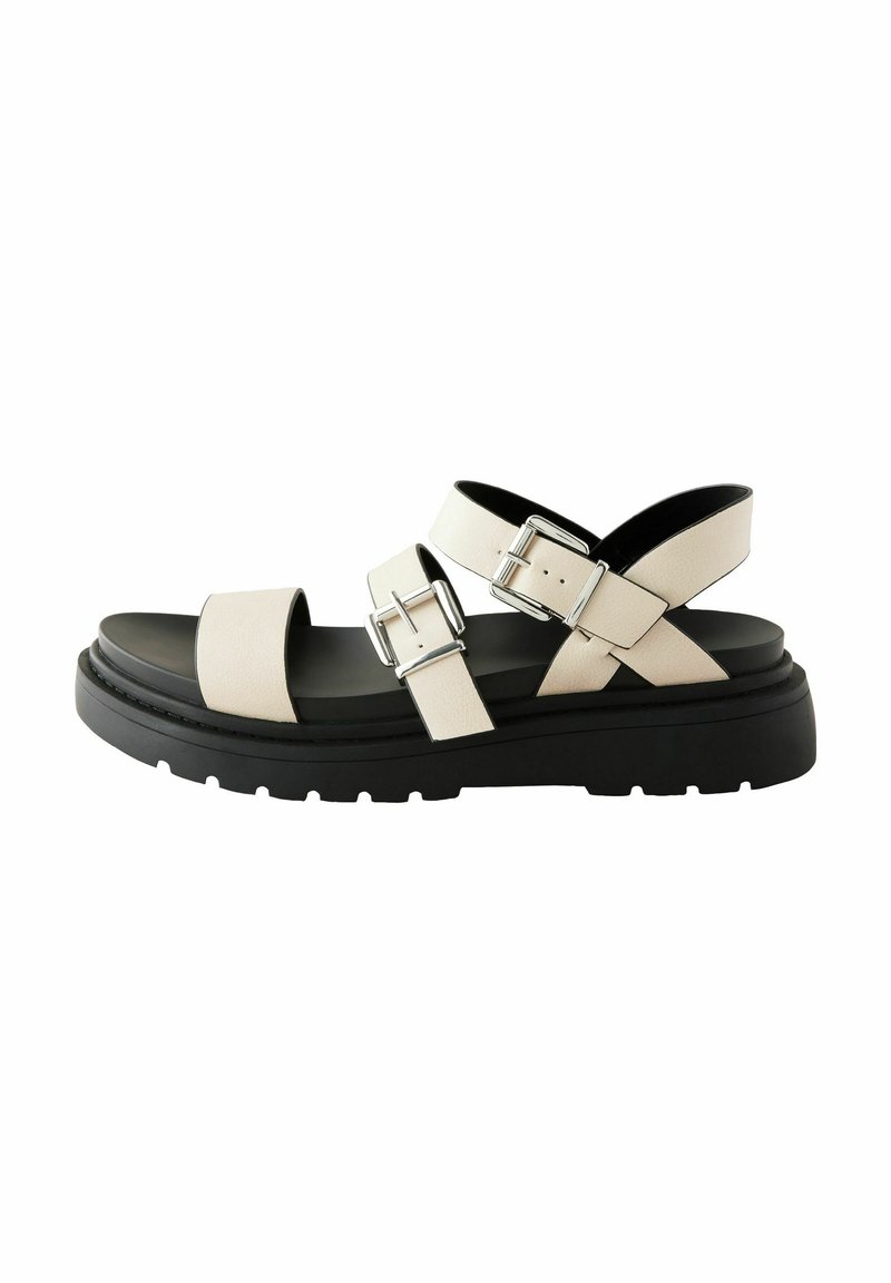 Sandali platform beige con fasce larghe, fibbie regolabili in argento e suola in gomma nera con battistrada testurizzato.