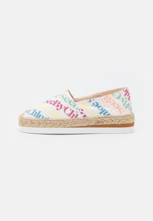 Espadrille avec un motif de texte multicolore "SeeByChloé", semelle intermédiaire en jute tressé et semelle extérieure en caoutchouc blanc, présentée de côté.