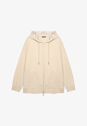 Beige Kapuzen-Sweatshirt mit Reißverschluss, Kordelzugkapuze, langen Ärmeln, Seitentaschen und gerippten Bündchen, flach auf weißem Hintergrund dargestellt.