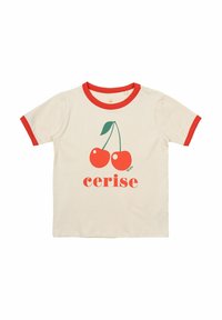 Camiseta beige claro con ribetes rojos en contraste. Presenta un gráfico de cereza sobre la palabra "cerise" en letras rojas en negrita. Material de algodón suave.