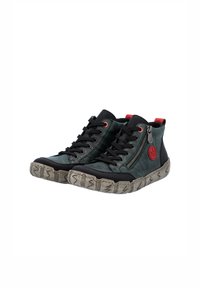 Baskets montantes en cuir noir et vert foncé, dotées d'une fermeture éclair sur le côté, d'accents rouges et d'une semelle en caoutchouc texturée avec des motifs en zigzag.
