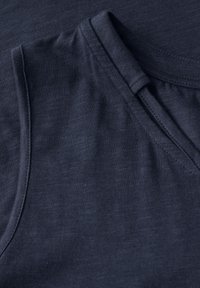 Top senza maniche in cotone blu navy con scollatura a V, caratterizzato da una consistenza morbida e da un delicato motivo melangiato nel tessuto.