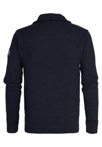 Marinblå stickad tröja med ribbad krage, texturerat zickzackmönster och ribbade  ärmslut. Materialet är mjukt och hållbart med intrikata detaljer.