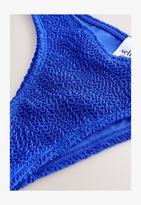 Kijelölve, blue crinkle