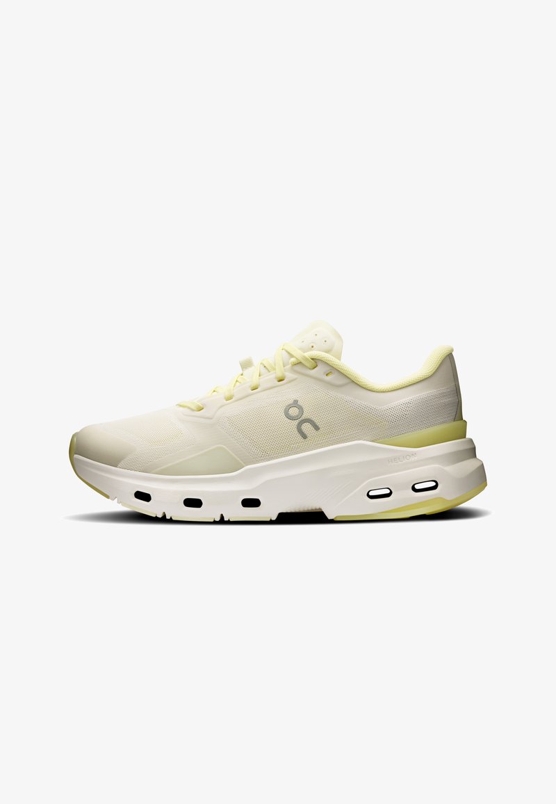 Chaussure de course beige clair avec empeigne en mesh, semelle coussinée avec poches d'air visibles et fermeture à lacets, vue de côté.