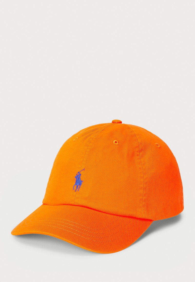Oranžinė beisbolo kepurė, pagaminta iš medvilnės su kreivu kraštu, priekyje turi mažą mėlyną išsiuvinėtą logotipą.