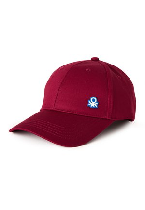 Gorra de béisbol marrón con visera curva y pequeño logo bordado en azul y blanco en el panel frontal, mostrada sobre fondo blanco.