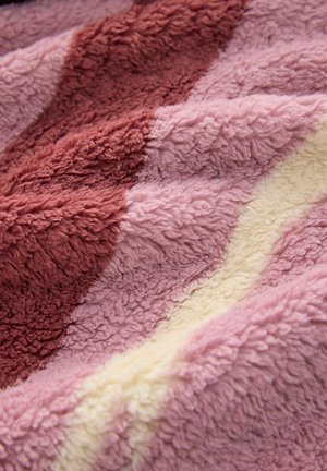 Pătură din fleece cu o suprafață texturată, având un gradient de culoare în nuanțe adânci de burgund, roz moale și dungi crem. Multicoloră și pufoasă.