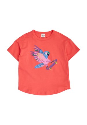 Koralfarvet kortærmet t-shirt med farverig papegøje, der holder på et lilla skateboard midt i flugten foran i midten.