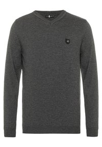 Dunkelgrauer V-Ausschnitt-Pullover, lange Ärmel, strukturierter Stoff, mit kleinem schwarzem Schild-Logo auf der linken Brust. Klassische Passform.