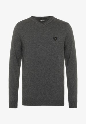 Dunkelgrauer V-Ausschnitt-Pullover, lange Ärmel, strukturierter Stoff, mit kleinem schwarzem Schild-Logo auf der linken Brust. Klassische Passform.